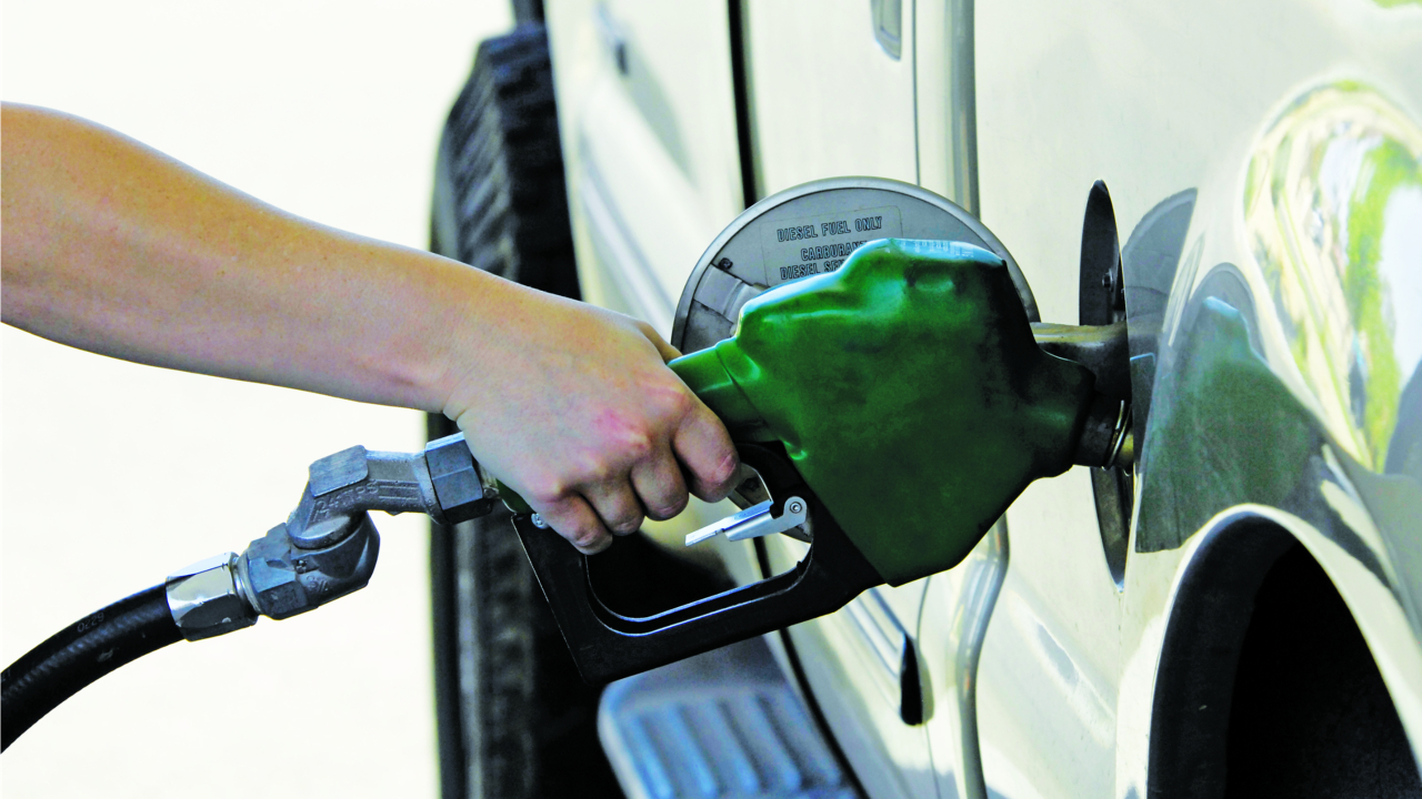 انخفاض أسعار الوقود خلال شهر ديسمبر في الإمارات