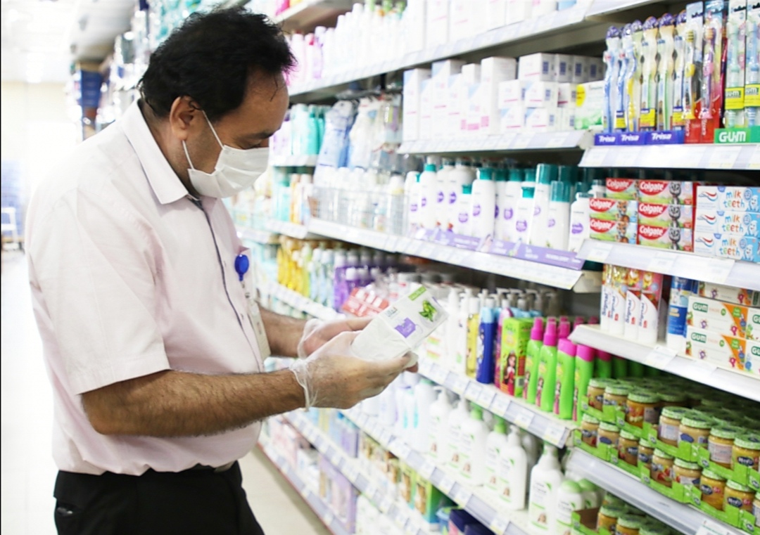 بلدية دبا تصادر (162) كيلوجرام من المواد الغذائية والتجميلية منتهية الصلاحية