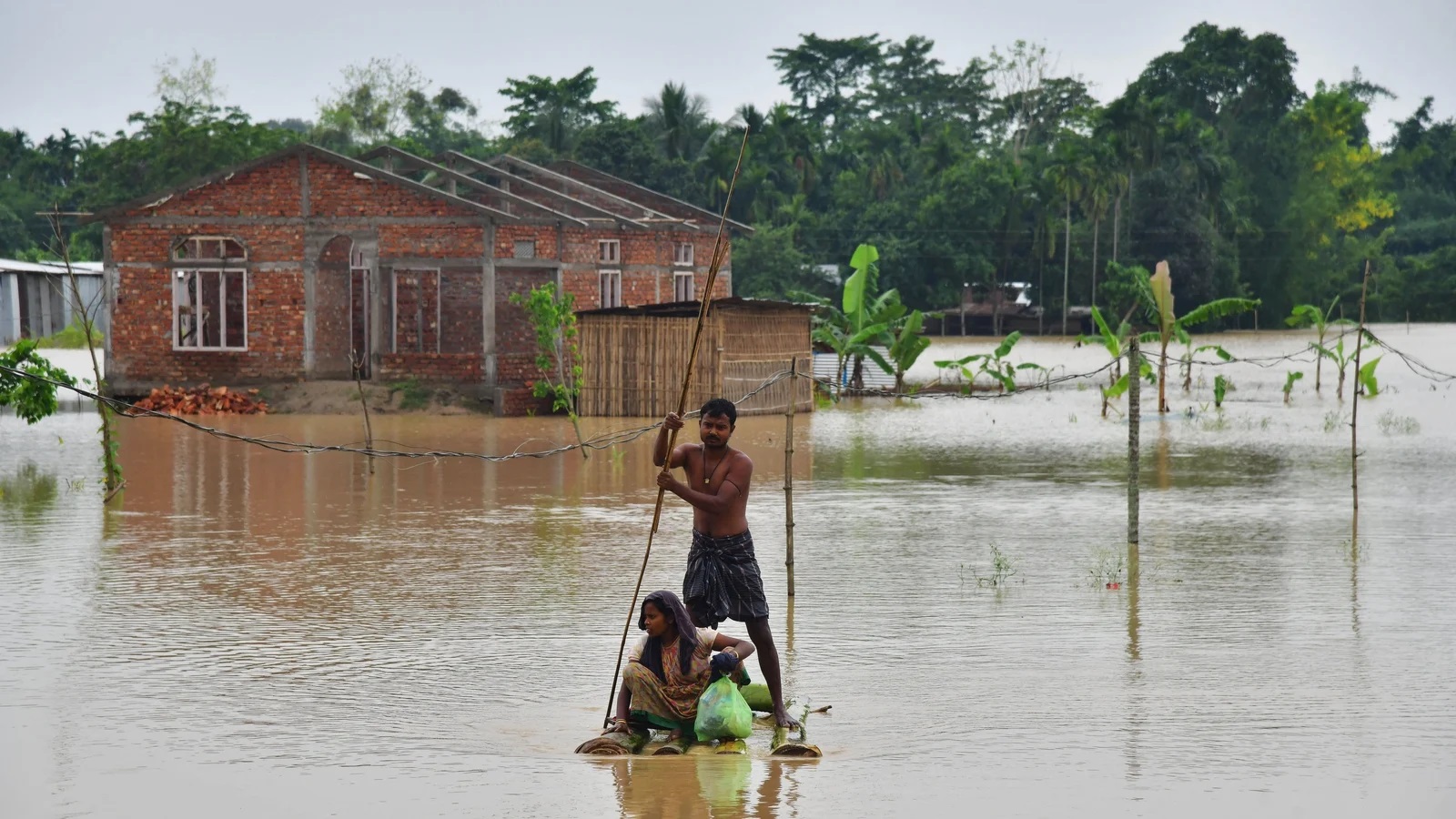 الفيضانات تودي بحياة 25 شخصاً وتشرد الآلاف في الهند