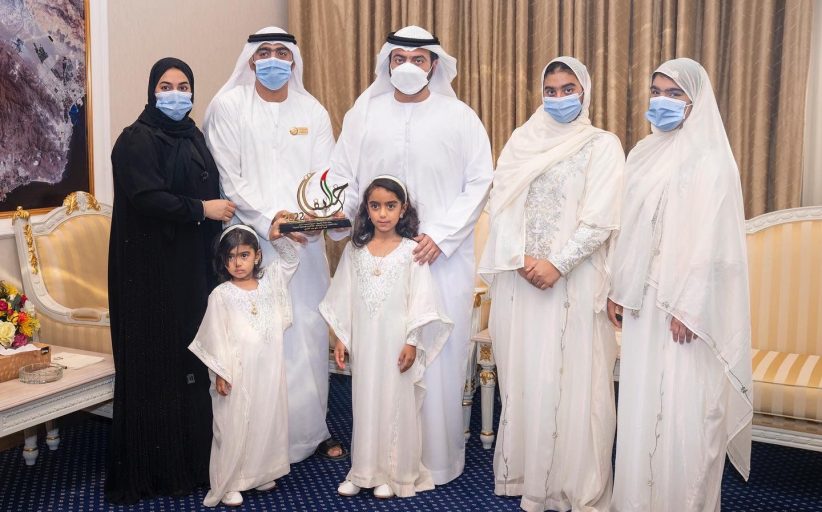 محمد الشرقي يستقبل أسرة أحمد علي الكعبي لحصولها على جائزة الأسرة الإماراتية المتميزة