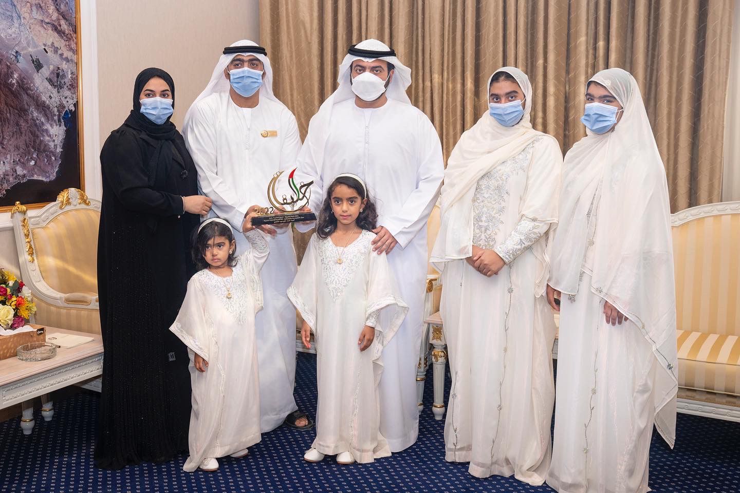 محمد الشرقي يستقبل أسرة أحمد علي الكعبي لحصولها على جائزة الأسرة الإماراتية المتميزة