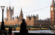 بريطانيا تعلن أكبر خفض ضريبي منذ عقد