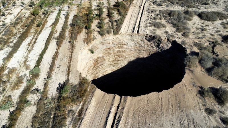 الحفرة العملاقة في تشيلي تتسع والسلطات تتدخل