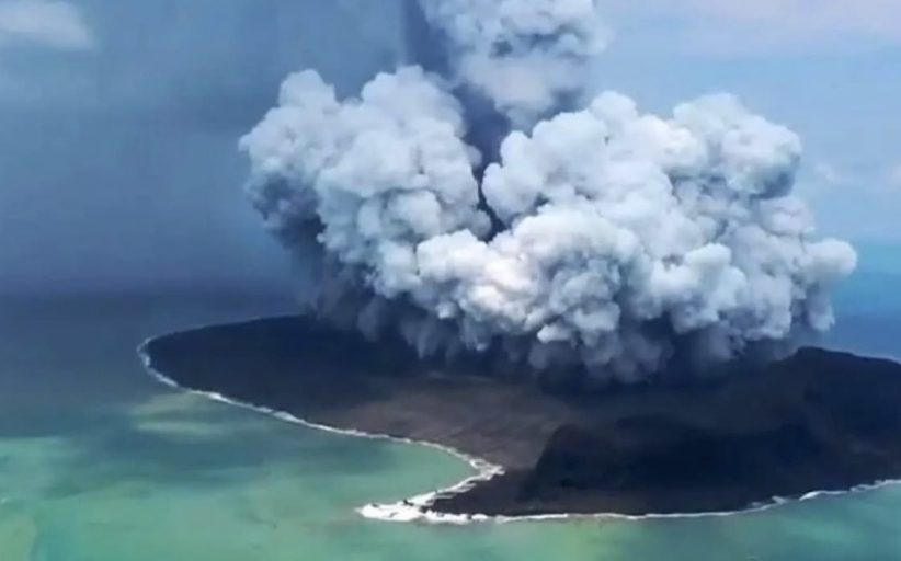 جزيرة جديدة تظهر في المحيط الهادئ بعد ثوران بركان تحت الماء