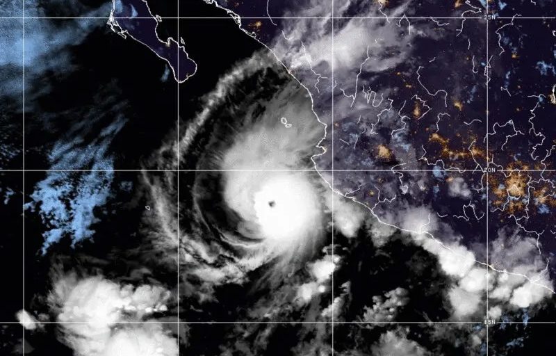 الإعصار أورلين يتجه صوب الساحل الجنوبي الغربي للمكسيك كعاصفة عاتية من الفئة الثالثة 