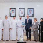 حمد الشرقي يتسلّم شهادة “المؤسسة الحكومية المبتكرة المعتمدة” التي نالتها بلدية الفجيرة