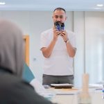 مهرجان البدر يحتفي بالقيم النبوية والفنون البصرية عبر ورشتي “إبداعاتٌ في حب النور المبين” و”الطِباعة الزرقاء”