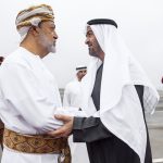 رئيس الدولة يصل إلى صلالة.. وسلطان عمان في مقدمة مستقبليه