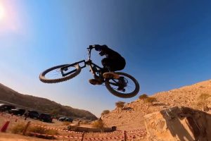 سباقا “الإندورو” و”الداون هيل” يعزّزان ريادة الفجيرة في سياحة المغامرات الجبلية