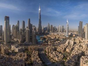 سقوط شظايا طائرات مُسيّرة عقب اعتراضها من قبل الدفاعات الجوية على ساحتي منزلين في إمارة دبي