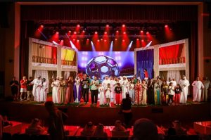 أكاديمية الفجيرة للفنون الجميلة تنظم عرضاً مسرحيا كوميدياً في عيد الفطر