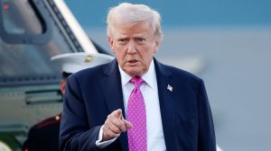 ترامب يحذر إيران من فرض رسوم في مضيق هرمز