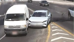 شرطة دبي تحذّر من الانحراف المفاجئ على الطرق